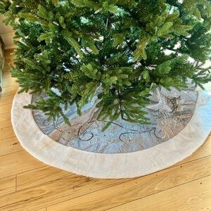 Elegant Silver and White Tree Skirt 64”